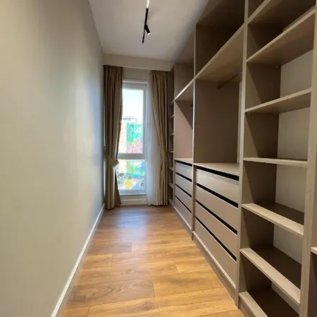 Blanc 7 Τίρανα